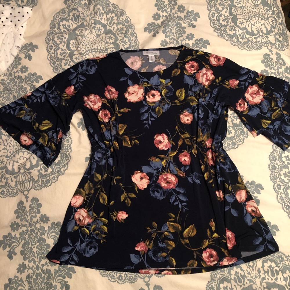 NWOT Bell sleeve maternity top